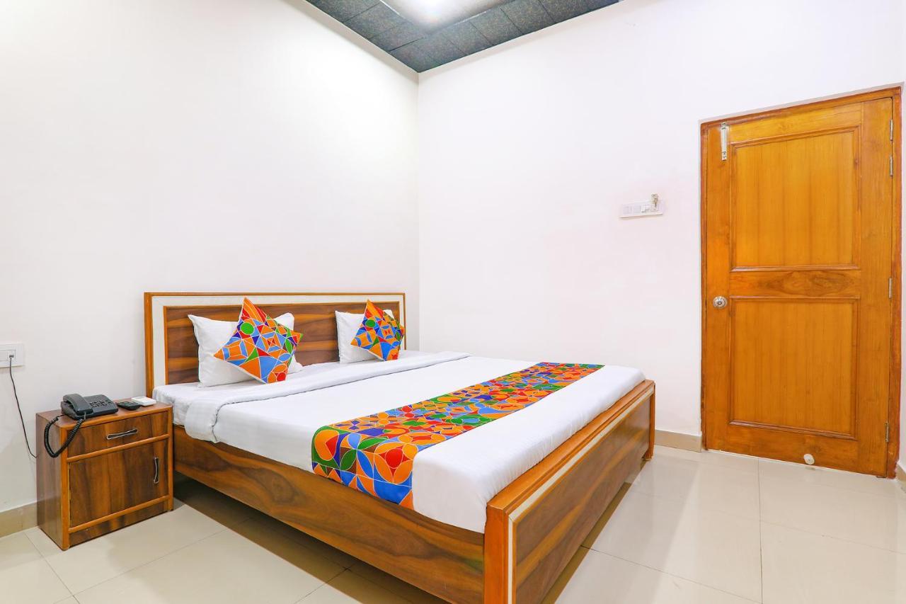 Capital O 64299 Hotel Suncity Juhi Bari Екстер'єр фото
